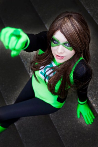 Illustration for article titled Green Lantern cosplay that looks cooler than the movie costume